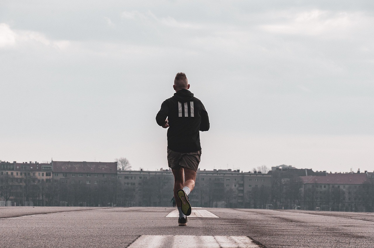 Coureur à l'entraînement sur route, effort testé en amont d'une compétition