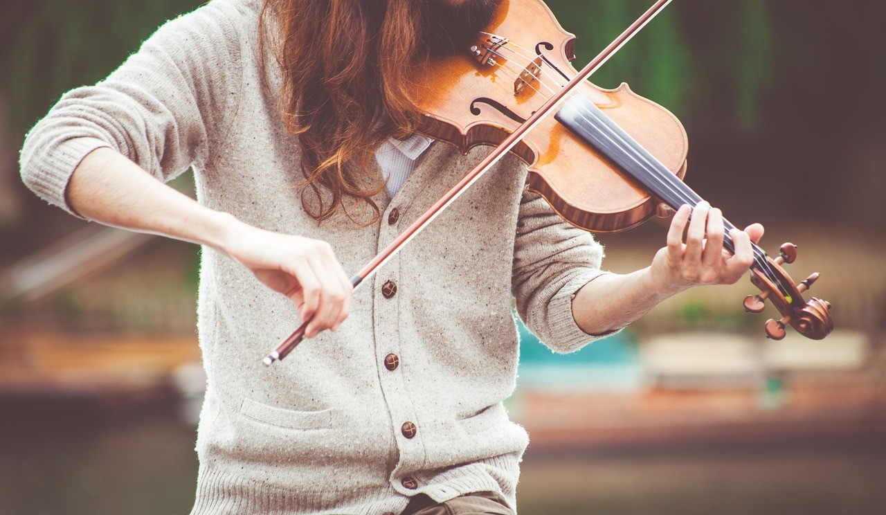 Violoniste en train de jouer, en intérieur, à la lumière naturelle