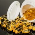 Capsules de complément alimentaire (oméga-3) renversées d'un flacon