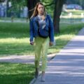 Femme marchant seule dans un parc en tenue de ville, scène du quotidien