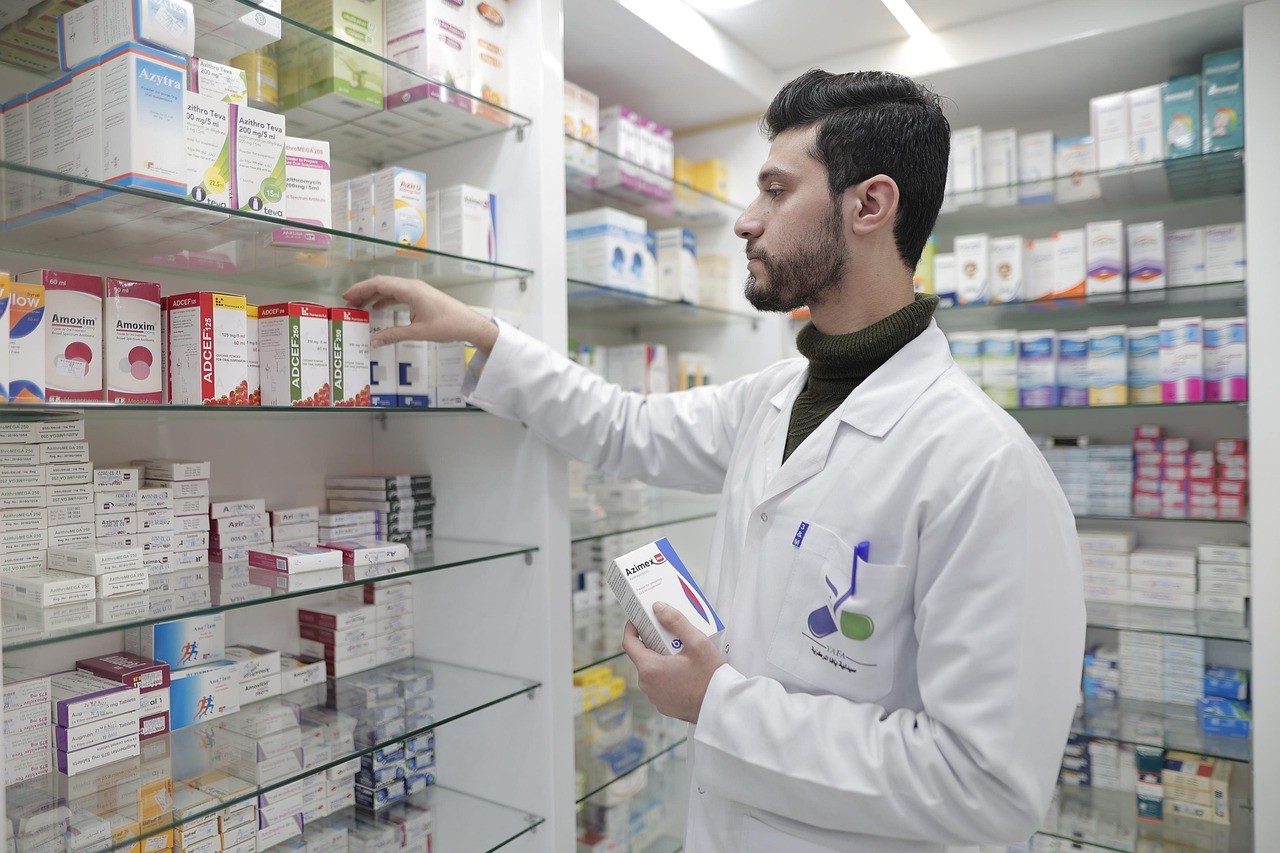 Pharmacien consultant un rayon de médicaments et compléments