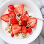 Bol de yaourt, muesli et fraises fraîches, petit-déjeuner riche en protéines