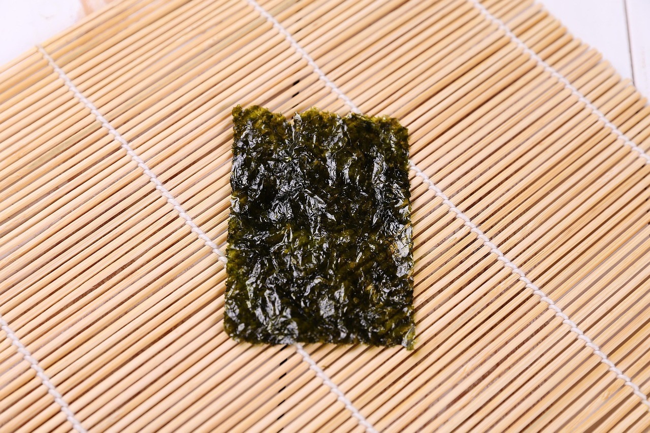 Feuille d'algue nori posée sur une natte de bambou