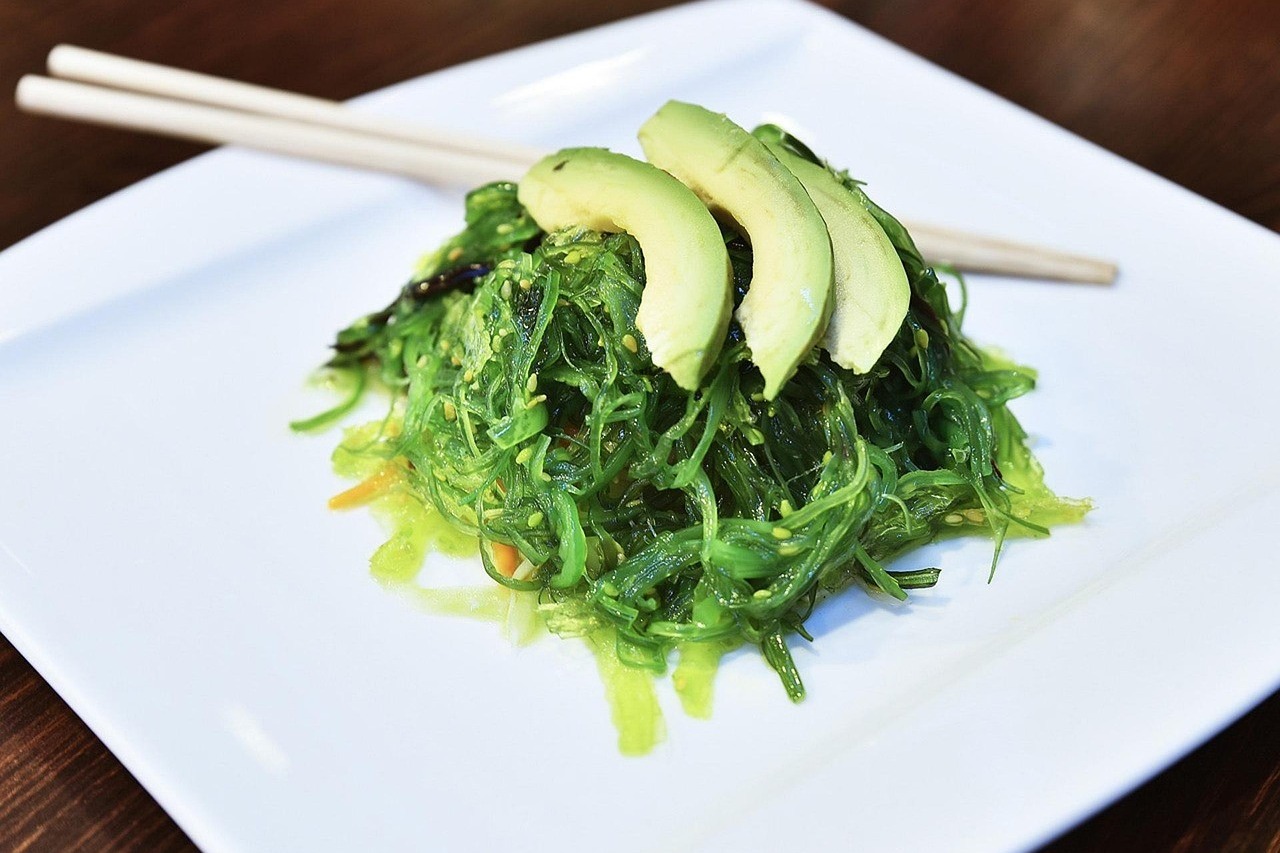 Salade d'algues wakamé et avocat dans une assiette, exemple d'algue alimentaire